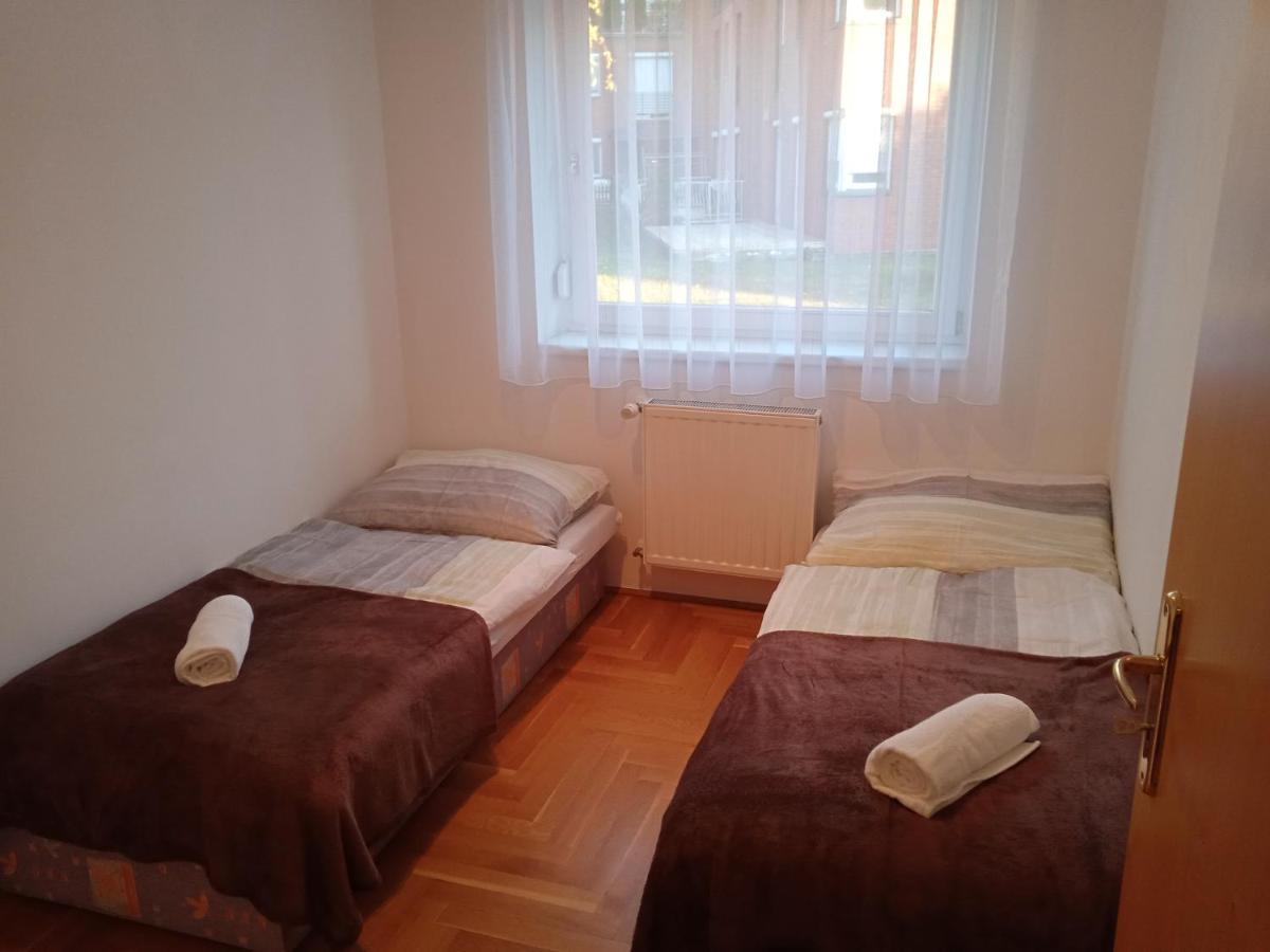 Family Apartment-Csaladias Hangulat Gyor Ngoại thất bức ảnh
