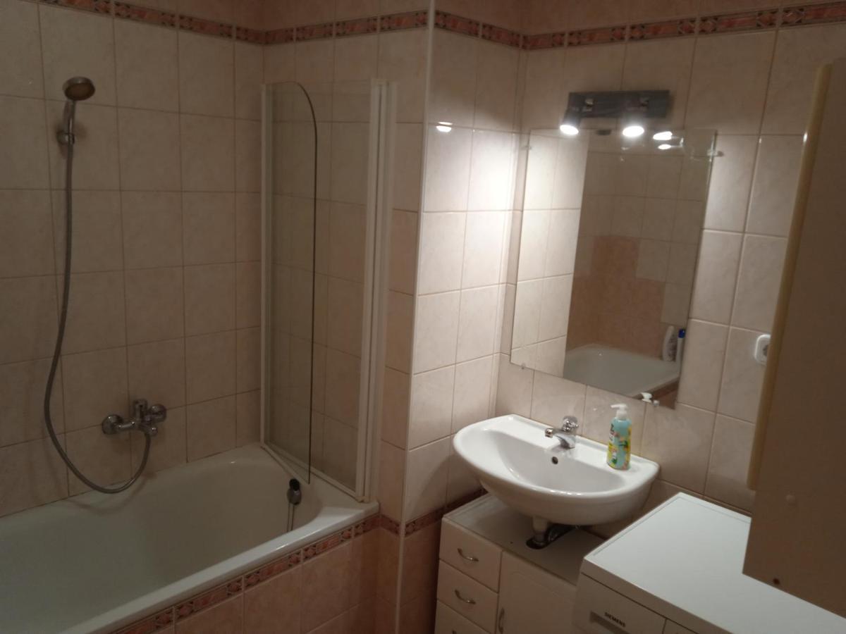 Family Apartment-Csaladias Hangulat Gyor Ngoại thất bức ảnh